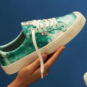 Cariuma OCA Low Canvas “protect our oceans” Sneakers. Size 8.
